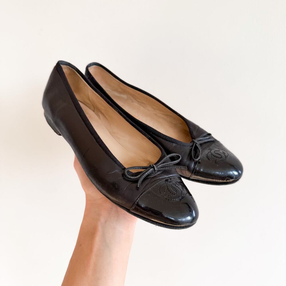 Chanel Patent Leather Cap Toe CC Ballet Flats Shoes Black 35.5